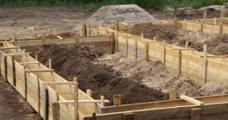 Ленточный фундамент с цоколем в Карпинске - от 15900 руб.