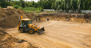 Разработка котлована Карпинск стоимость за от 576 руб. м3 - заказать работы по копке и рытью котлованов | траншей